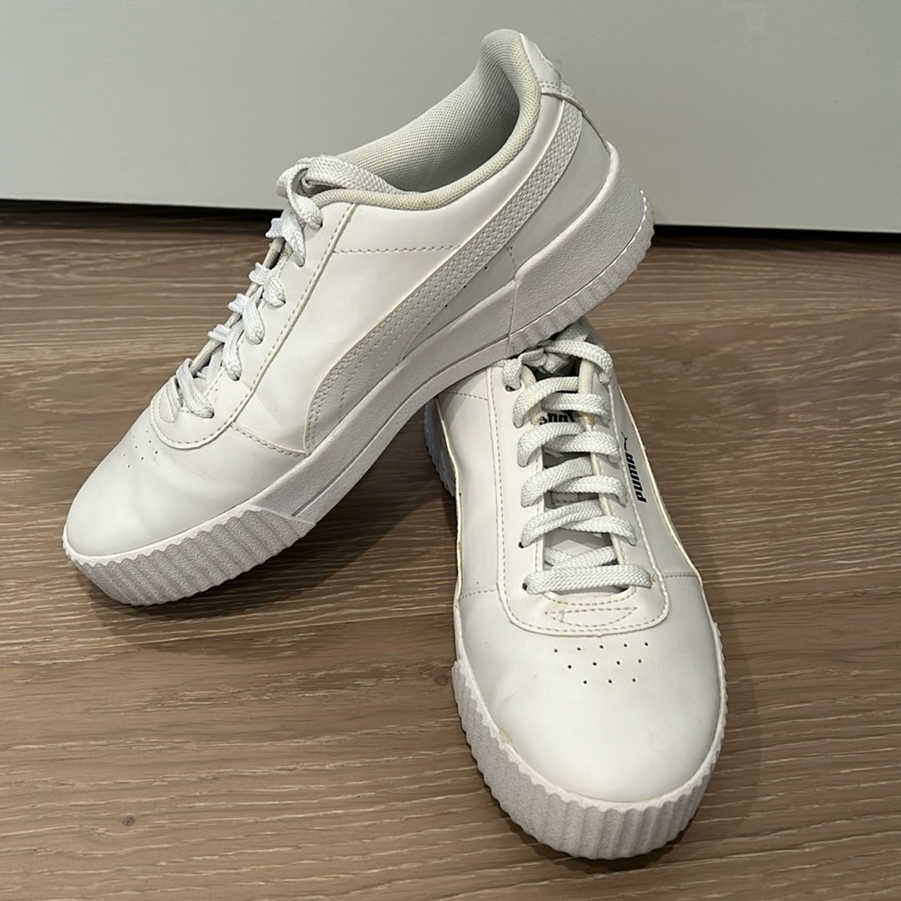 Women’s Carina tennis shoes in great condition